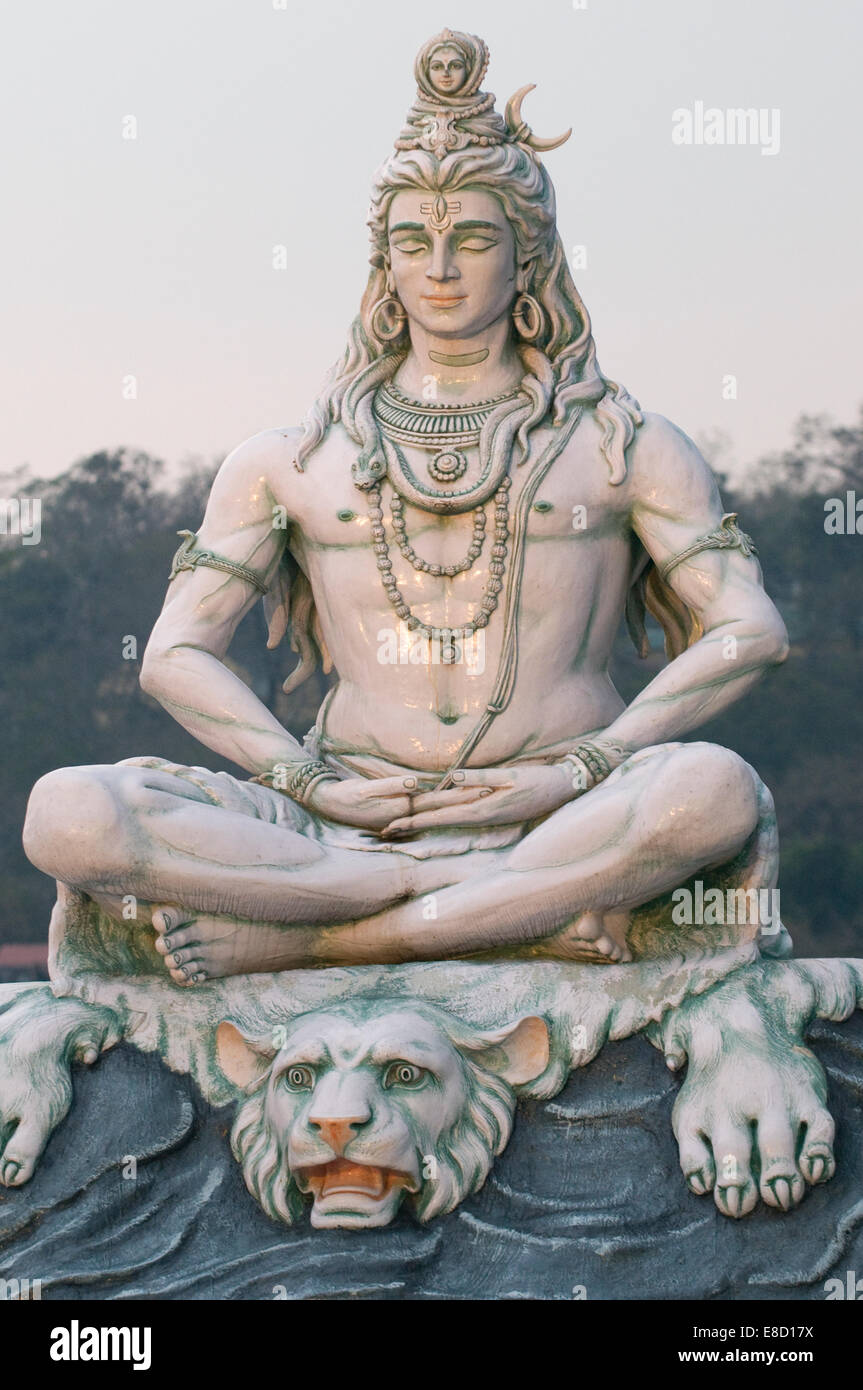 Pintó la estatua del Señor Shiva a orillas del Ganges en Rishikesh en Neelkanth Mahadev Ashram Uttarakhand India del norte Foto de stock