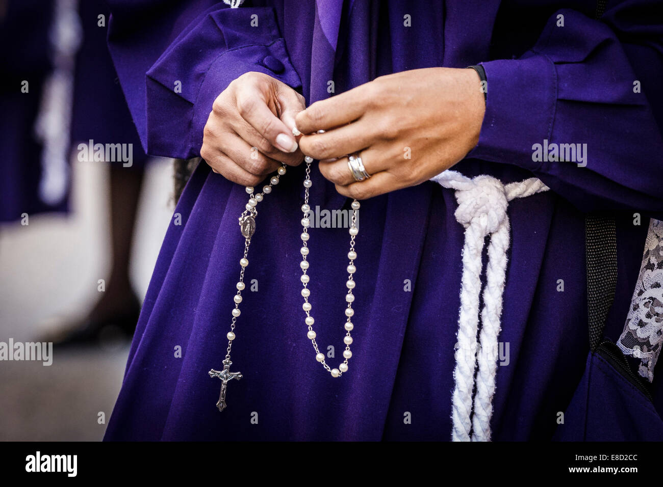Mujer Peruana, conocida como "ahumadoras', sostiene un rosario mientras  participaban en una procesión en Roma honrando, Perú más venerados del  icono religioso católico, el "Señor de Los Milagros' o 'Señor de los