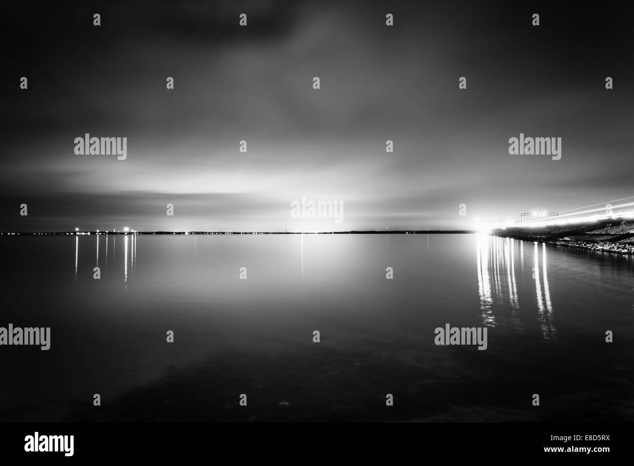 La larga exposición a la noche en la Bahía de Chesapeake en Kent Island, Maryland. Foto de stock