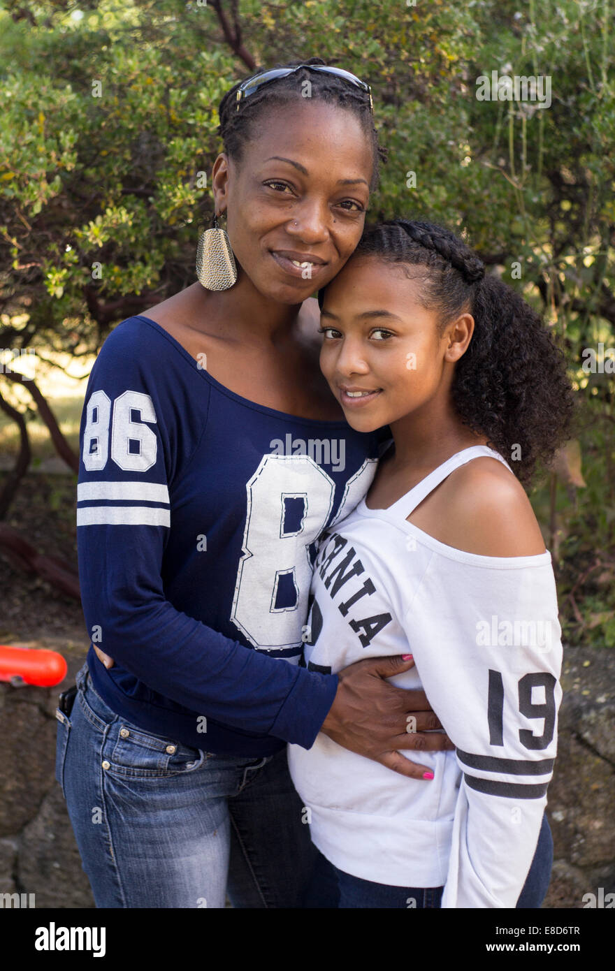 Los afroamericanos, madre e hija, cumpleaños, ciudad de Santa Rosa, Santa Rosa, el Condado de Sonoma, California, Estados Unidos, América del Norte Foto de stock