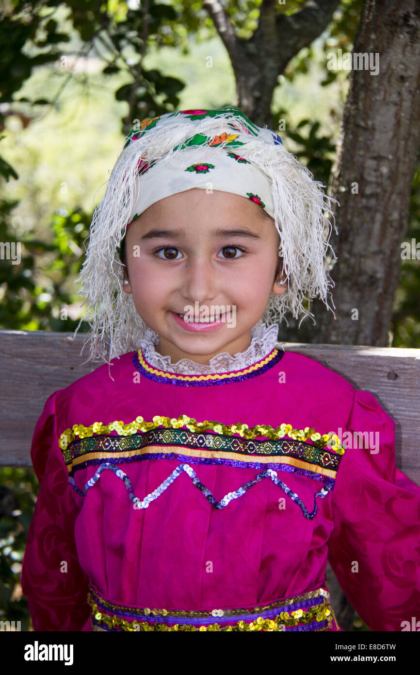 1, una chica, Greek-American Greek-American, niña, bailarín, bailarina, Folk Festival griego de Marin, Novato, Marin County, California Foto de stock