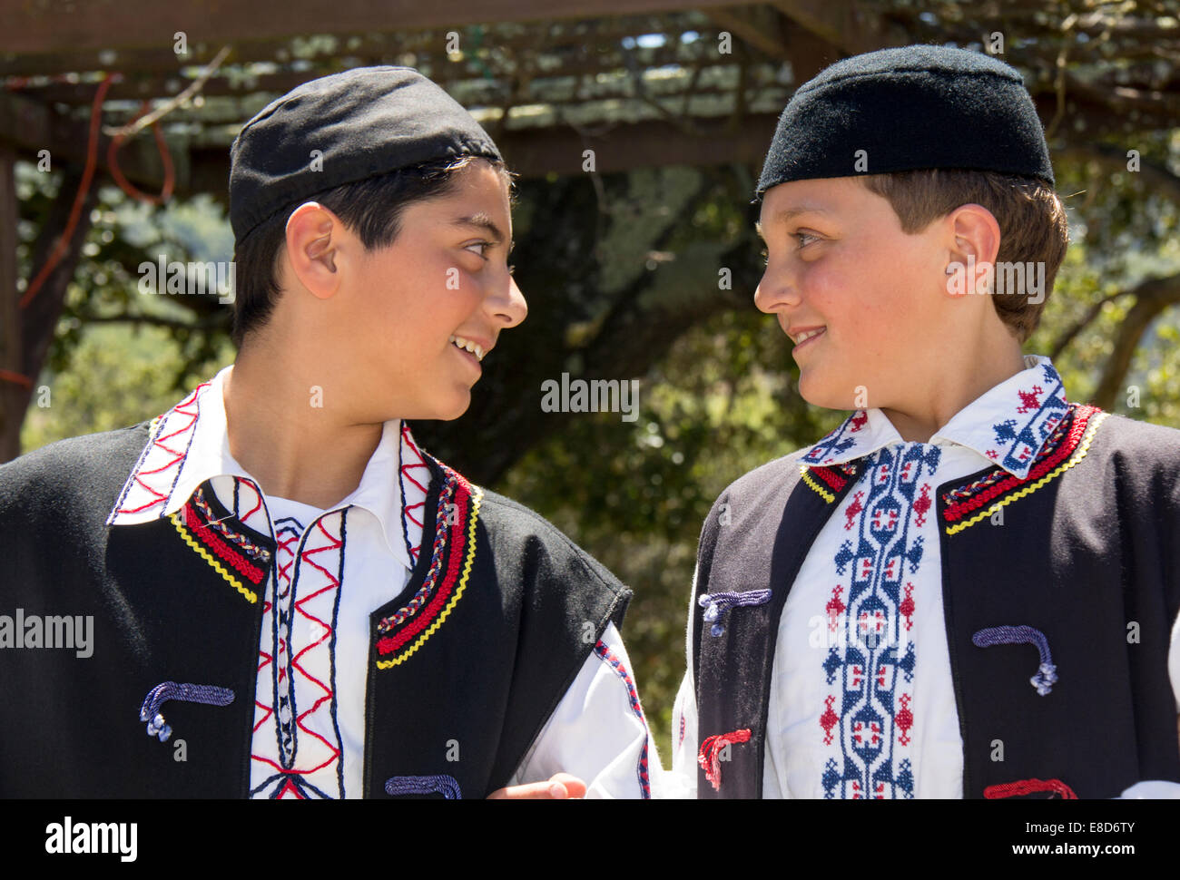 Muchachos Greek-American, bailarines, Marin Festival griego, de la Ciudad de Novato, Marin County, California Foto de stock