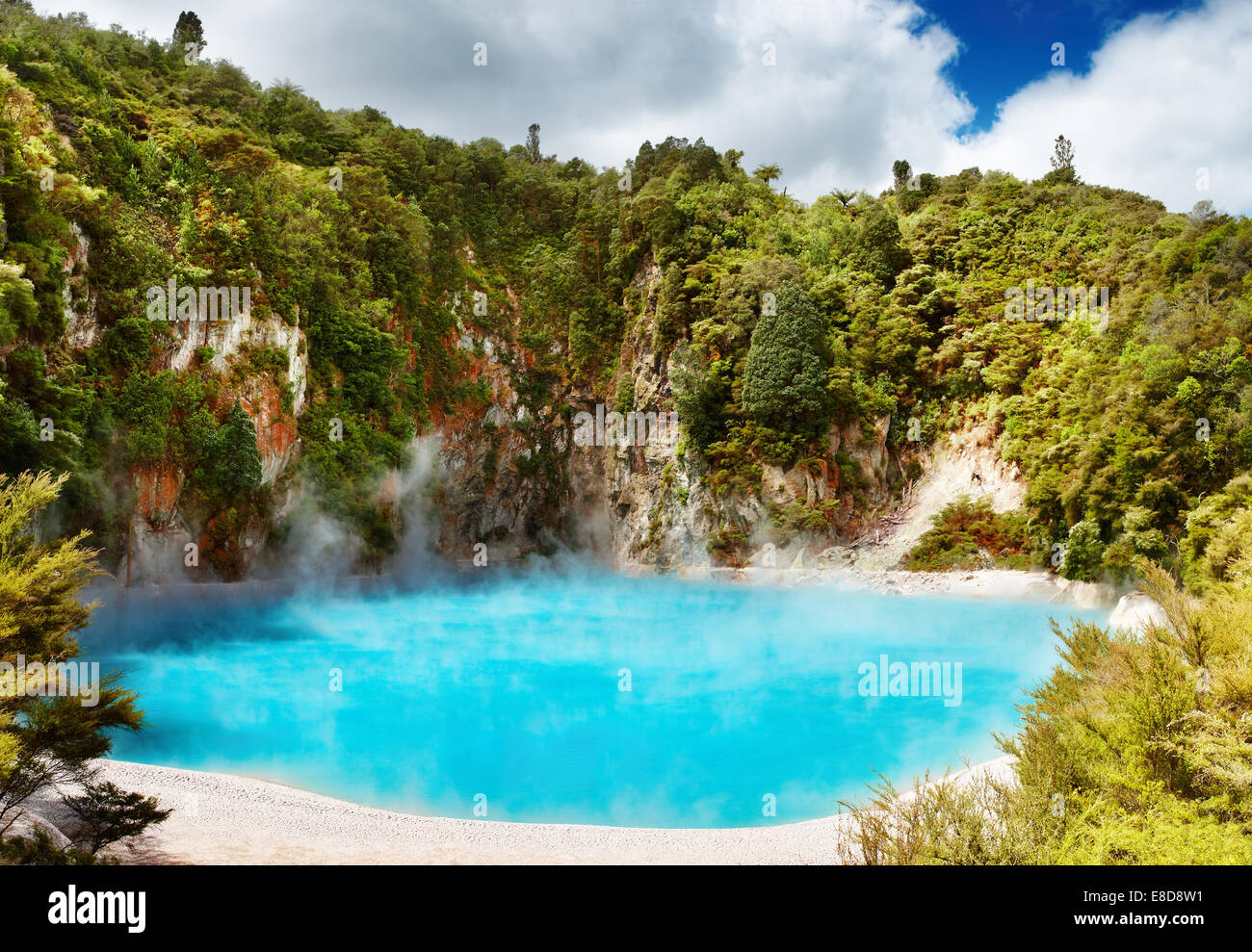 Inferno Crater Lake en el valle volcánico de Waimangu, Nueva Zelanda Foto de stock