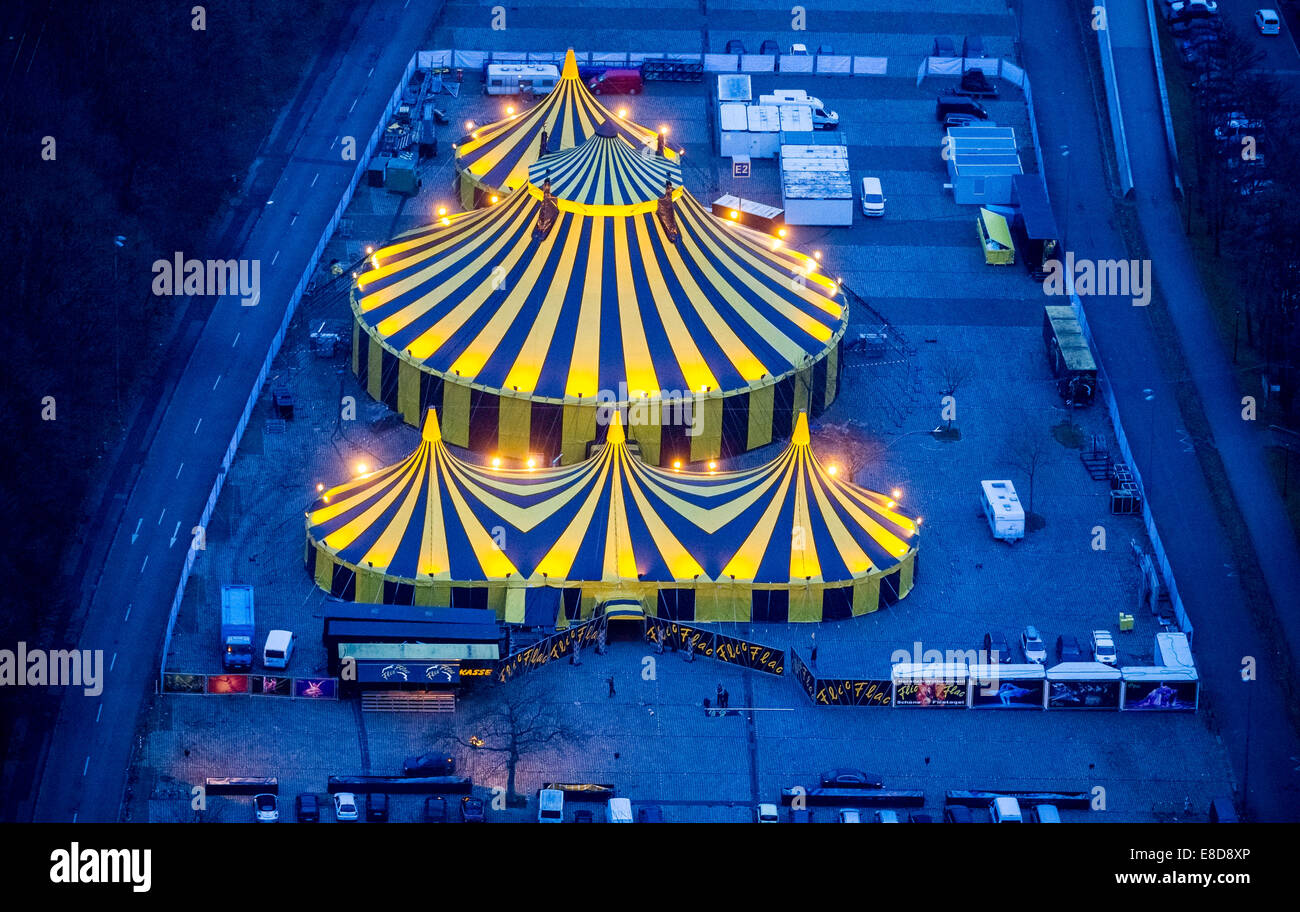Una carpa de circo, el Circo de Navidad FlicFlac en la cuenca del Ruhr, espectáculo 'Schöne Firetage!', vista aérea, Dortmund, área de Ruhr Foto de stock