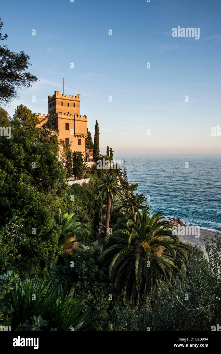 Villa junto al mar, Finale Ligure, Riviera di Ponente, Liguria, Italia Foto de stock