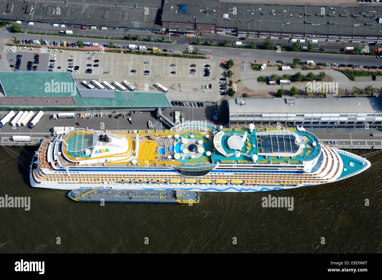 Vista aérea, crucero Aida Luna a la terminal de cruceros en Hamburg-Altona, Hamburgo, Alemania. Foto de stock