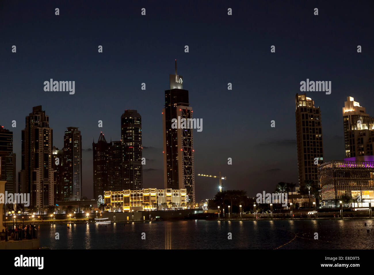 Paisaje urbano, rascacielos, escena nocturna, Dubai, Emiratos Árabes Unidos. Foto de stock