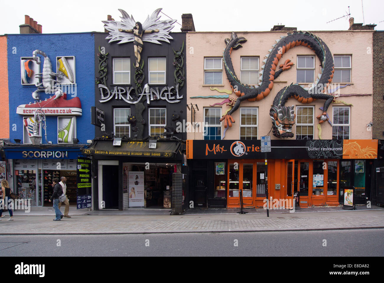 Calle típica escena con coloridas casas en la ciudad de Camden, Londres, Inglaterra, Reino Unido Foto de stock