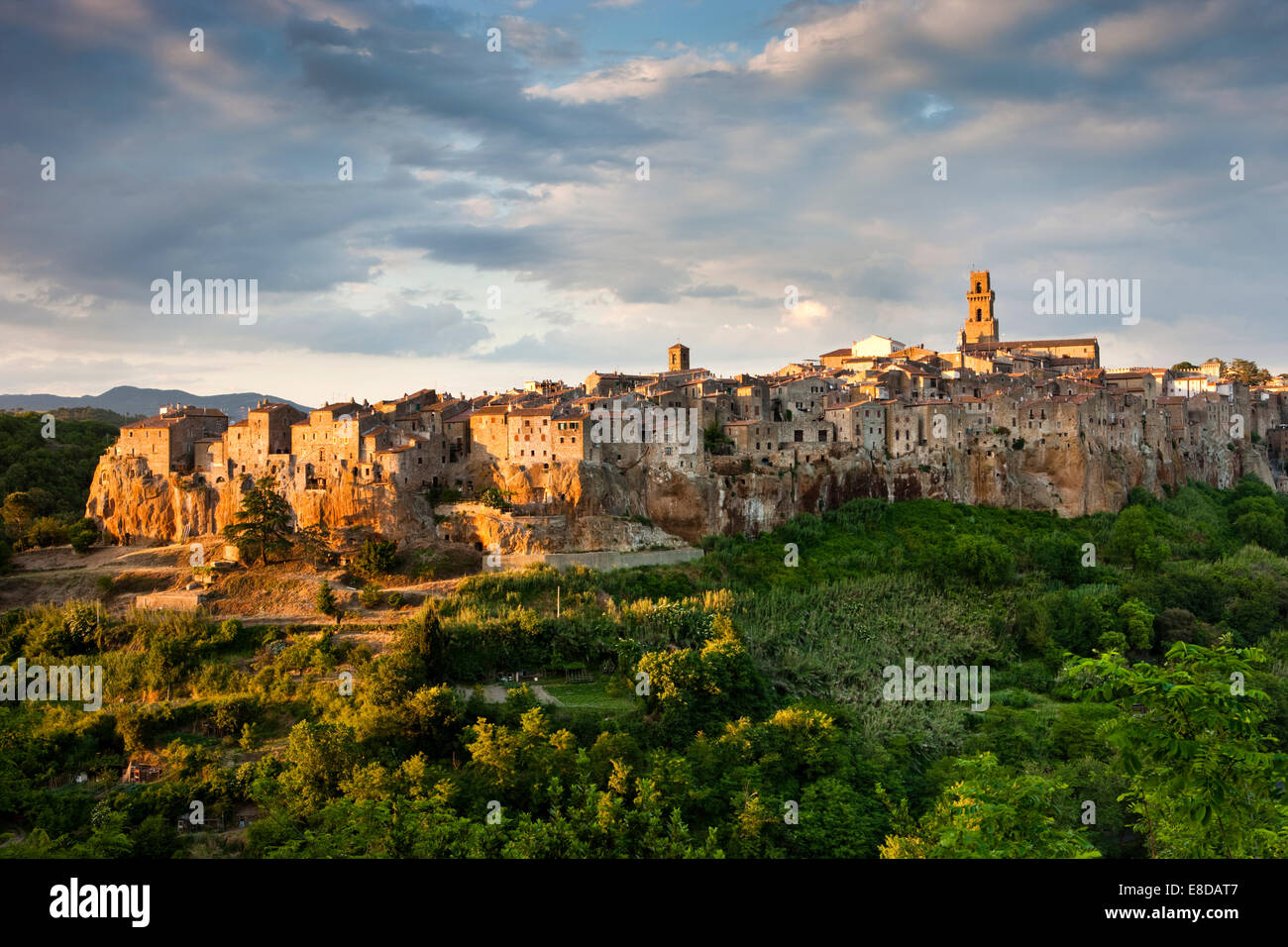 Pitigliano en la luz de la tarde, Maremma, en la provincia de Grosseto, en la Toscana, Italia Foto de stock