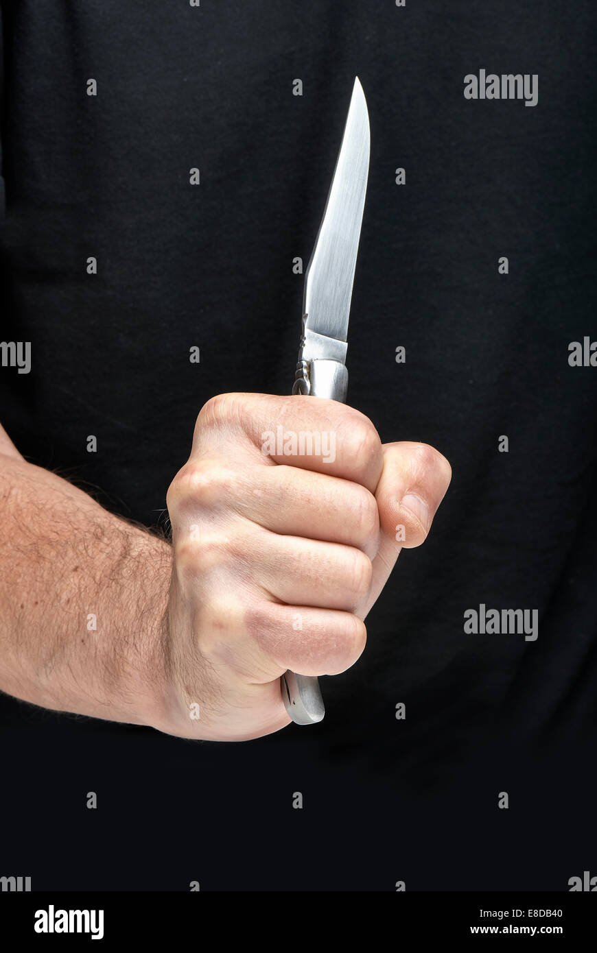 Hombre con un cuchillo en la mano. Closeup Fotografía de stock - Alamy