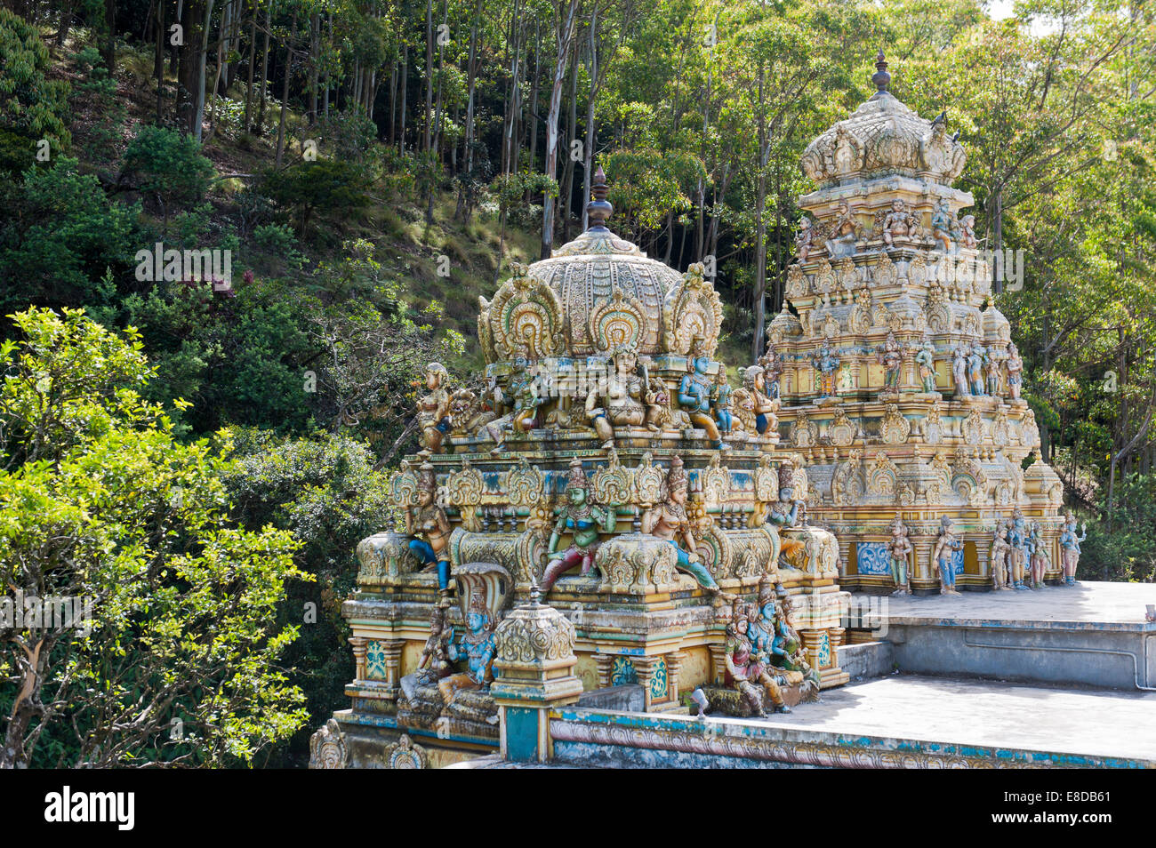 Torres o templo Gopuram ornamentados con decoraciones, Sita Eliya templo, cerca de Nuwara Eliya, Provincia Central, Sri Lanka Foto de stock