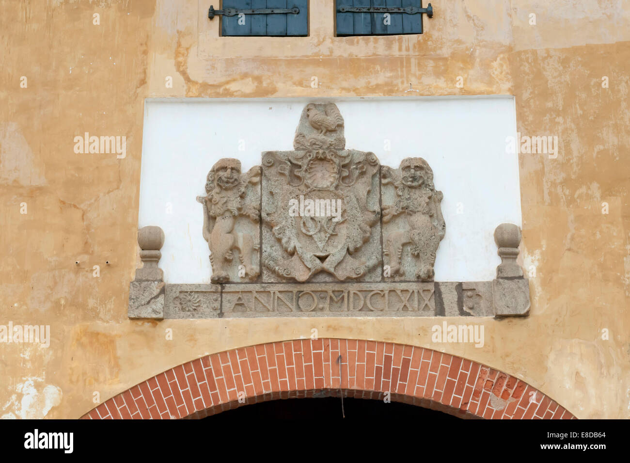 Escudo de armas del Gobernador de la Compañía Holandesa de las Indias Orientales, VOC, en las murallas de la ciudad de Galle, la provincia meridional de Sri Lanka Foto de stock