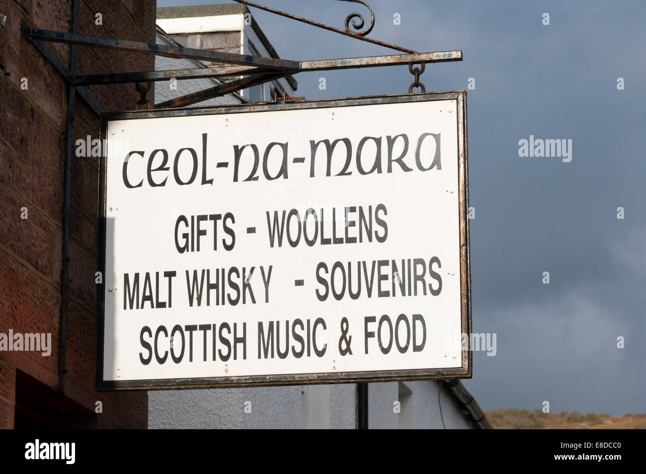 El nombre de los ceol-na-mara tiendas de regalos en Ullapool significa 'Música del mar'. Foto de stock