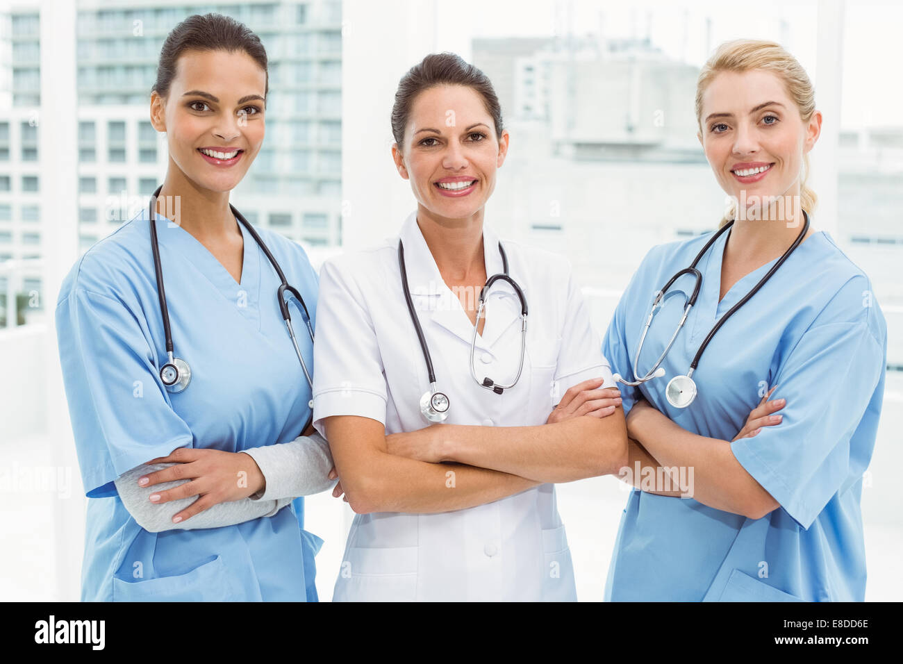 Retrato de mujeres médicos con los brazos cruzados Foto de stock