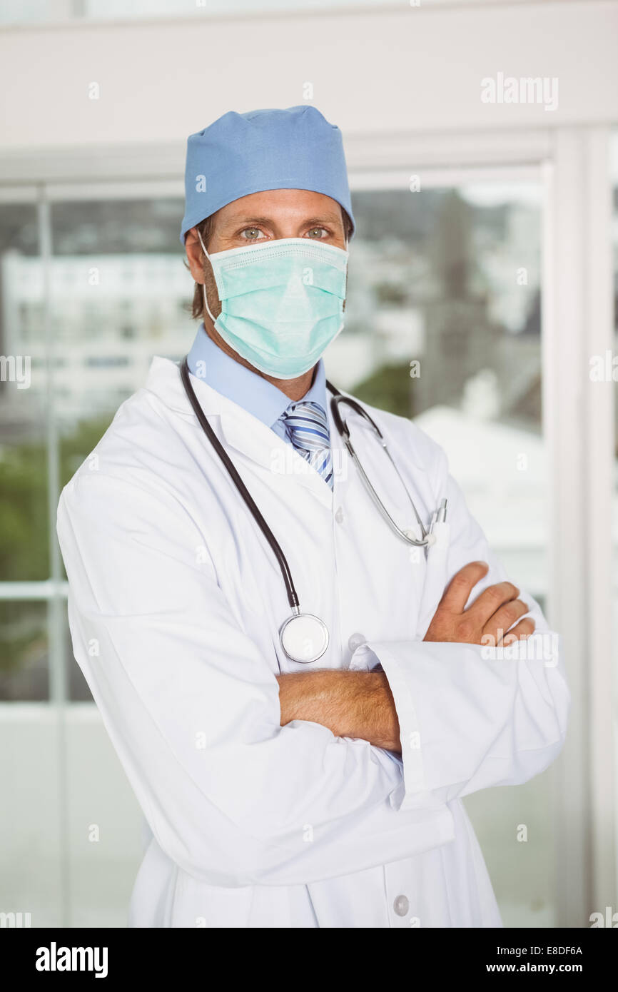 Doctor Llevar mascarilla quirúrgica en el hospital Fotografía de stock -  Alamy