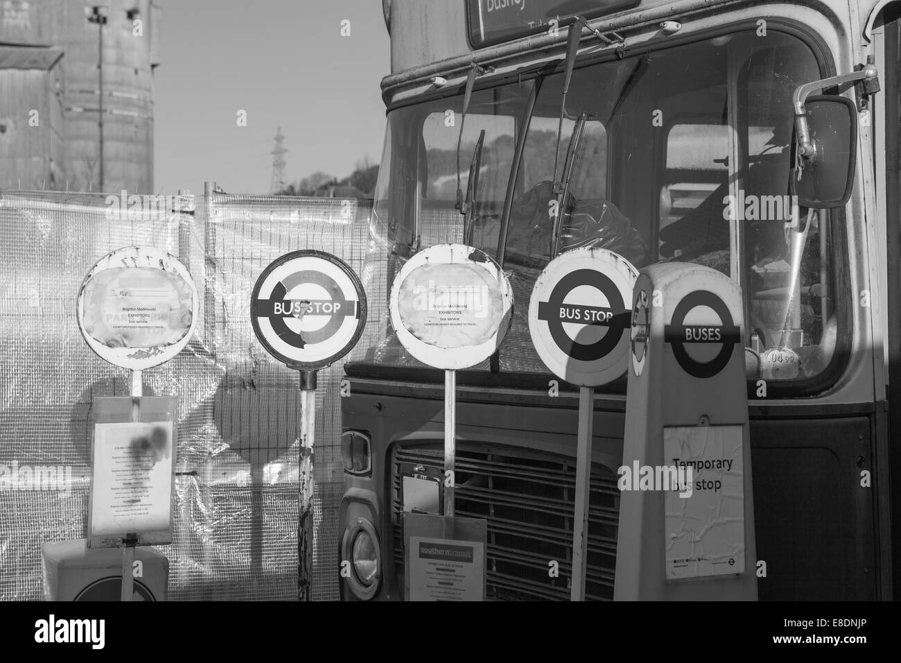 Parada de autobús temporales antiguos signos Foto de stock