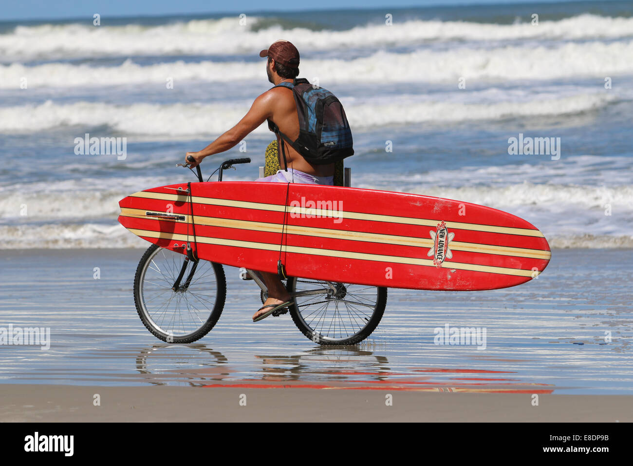 Ciclismo surf en la playa Foto de stock