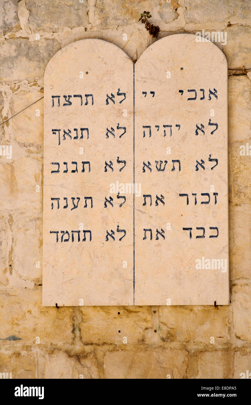 Los diez mandamientos en hebreo. Fotografiado en el monte de Sión, Jerusalén, Israel Foto de stock