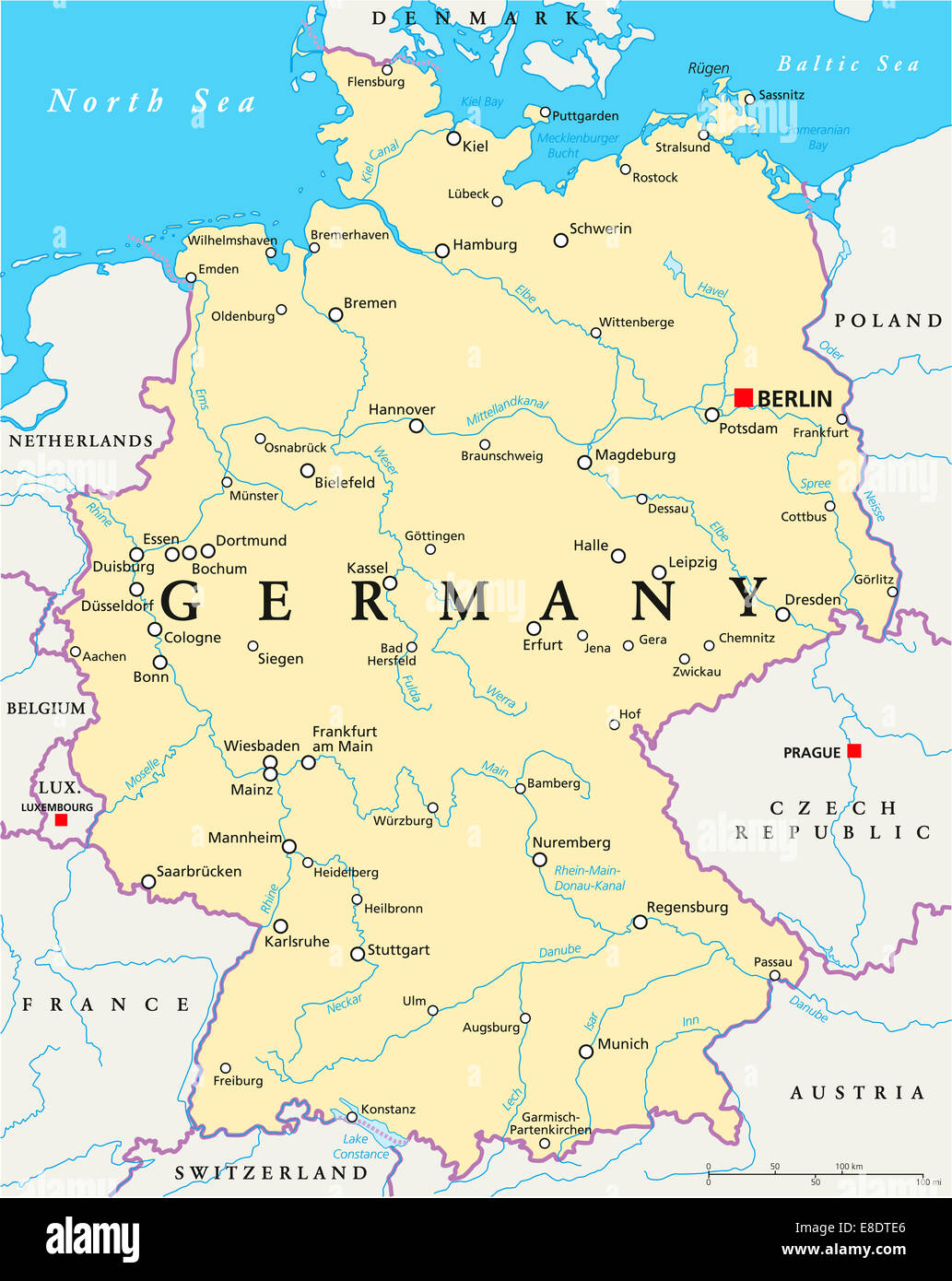Alemania Mapa Político con capitales de Berlín, las fronteras nacionales, la mayoría de las ciudades importantes, ríos y lagos. Rótulos En inglés/escalado. Foto de stock