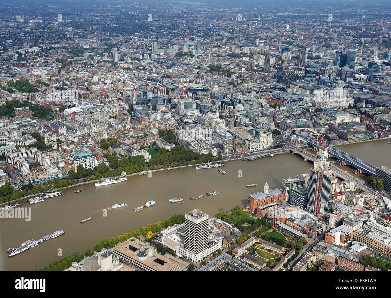 Vista aérea del centro de Londres, Reino Unido. Mirando hacia el sur de la Ribera, con Oxo Wharfe y el puente Blackfriars a la derecha Foto de stock