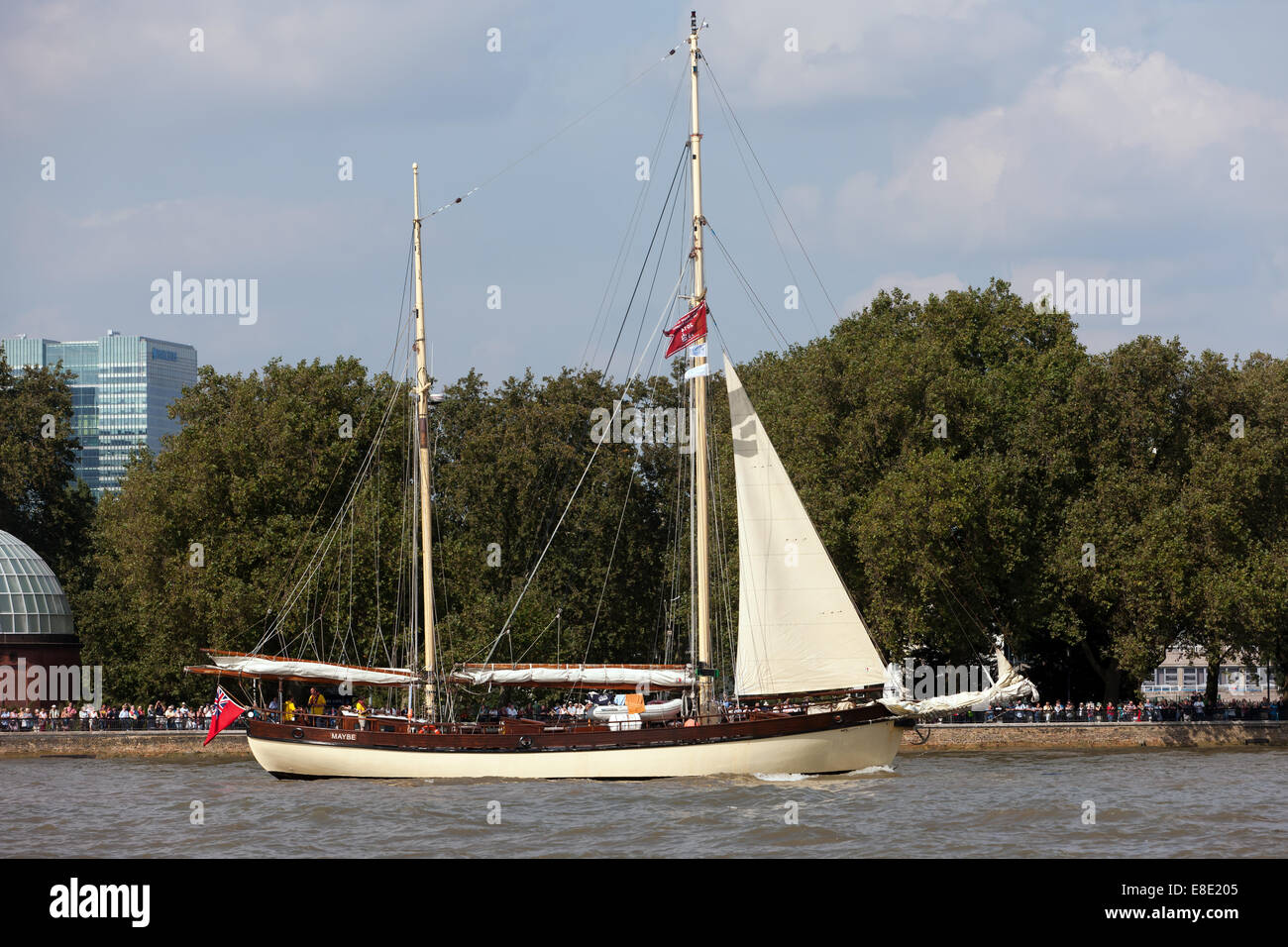 Tal vez, un holandés ketch de vela, tomando parte en el desfile de la vela, durante el Festival Tall Ships, Greenwich. Foto de stock