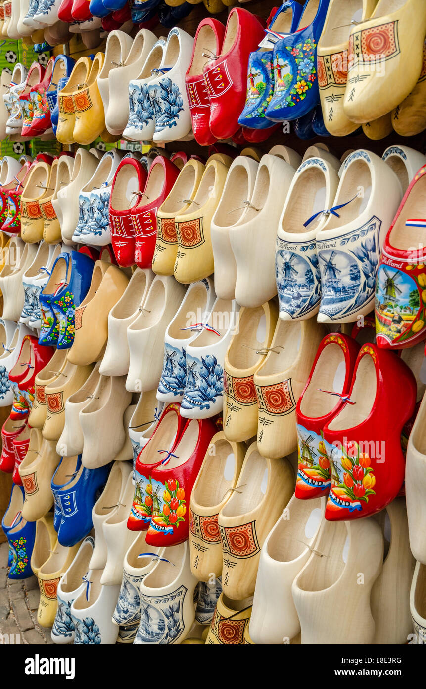 Zuecos holandeses tradicionales zapatos de madera en una tienda de  souvenirs en Amsterdam Fotografía de stock - Alamy