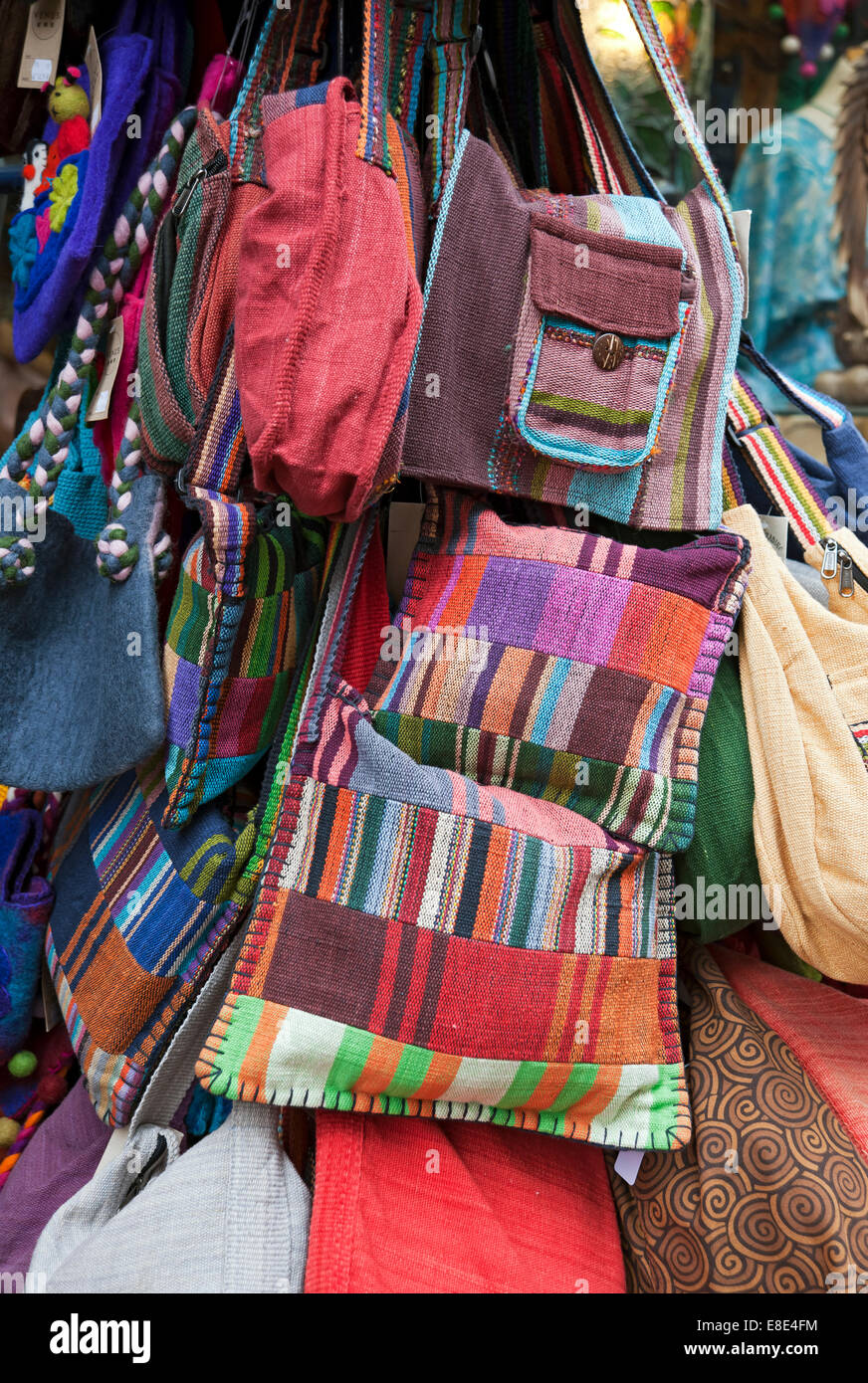 Primer plano de bolsas de hombro de color bolsos de mano para la venta  Inglaterra Reino Unido Reino Unido Gran Bretaña Fotografía de stock - Alamy