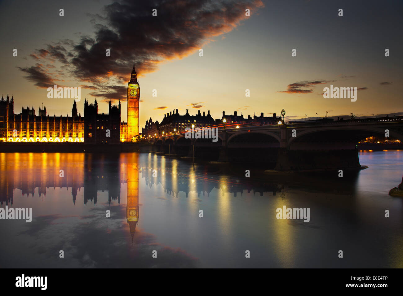 En la noche de Londres, el Big Ben y Westminster Bridge Foto de stock