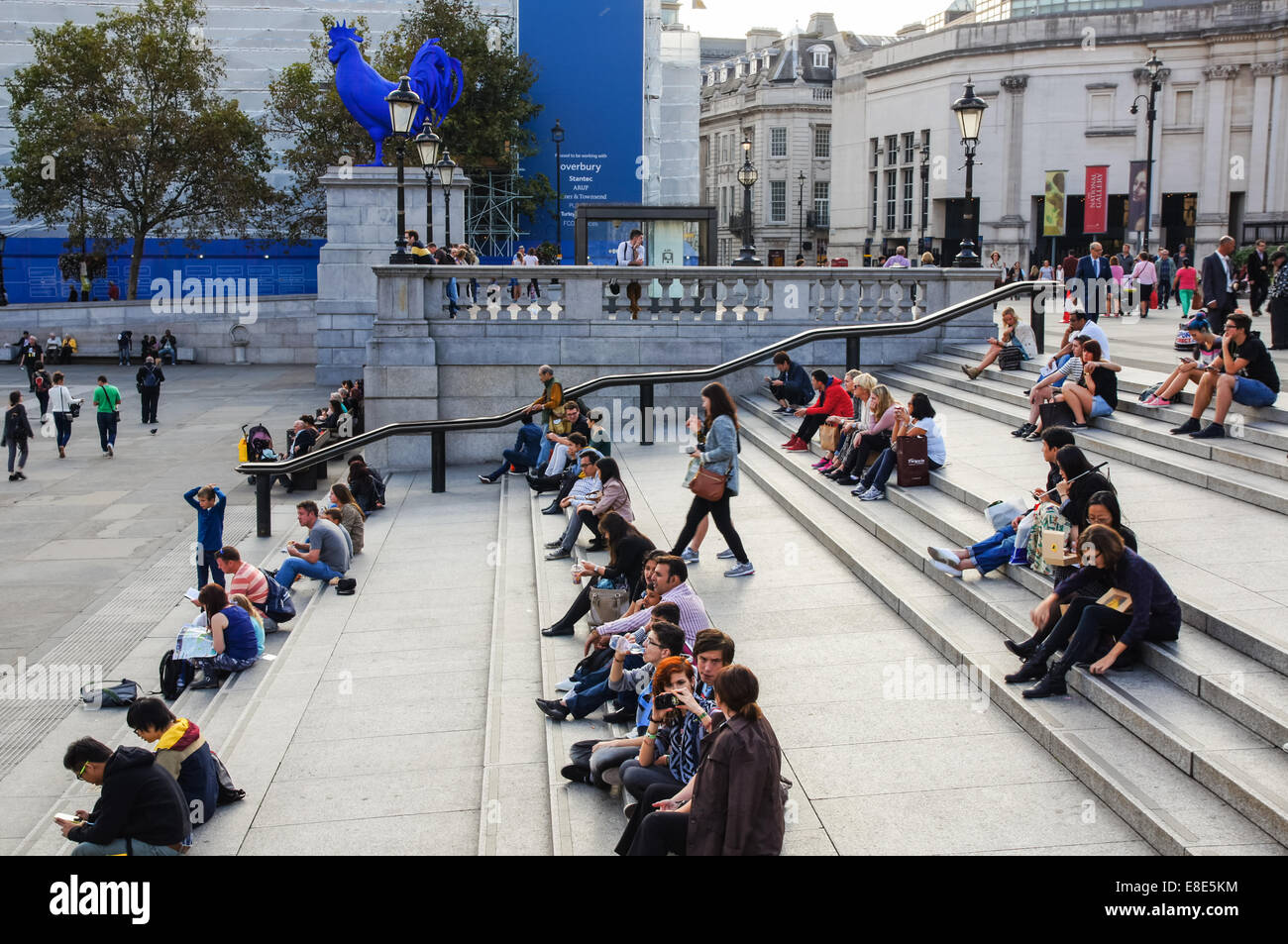 Los londinenses y turistas visitan Trafalgar Square Londres England Reino Unido Foto de stock