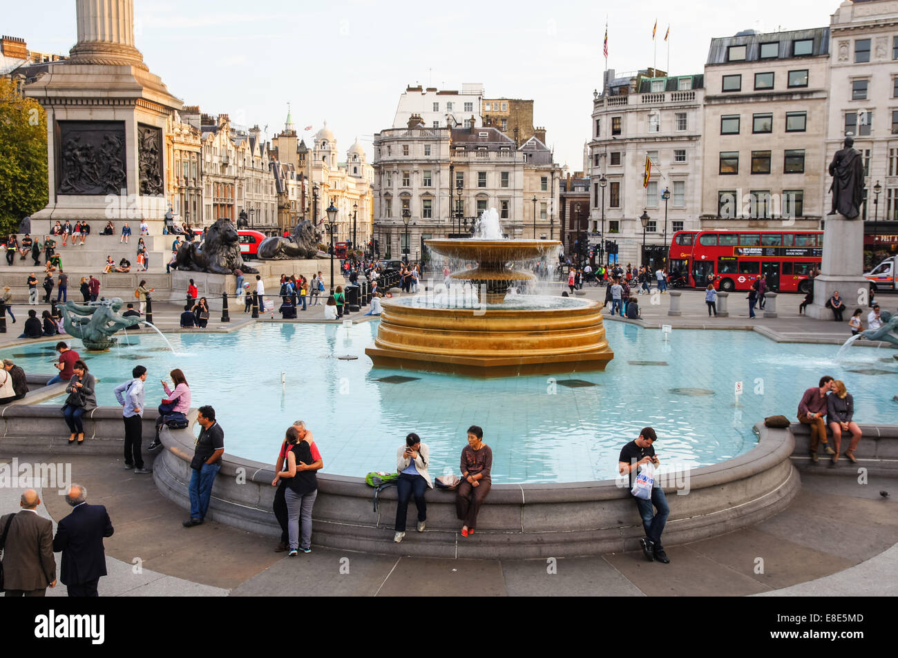 Los londinenses y turistas visitan Trafalgar Square Londres England Reino Unido Foto de stock