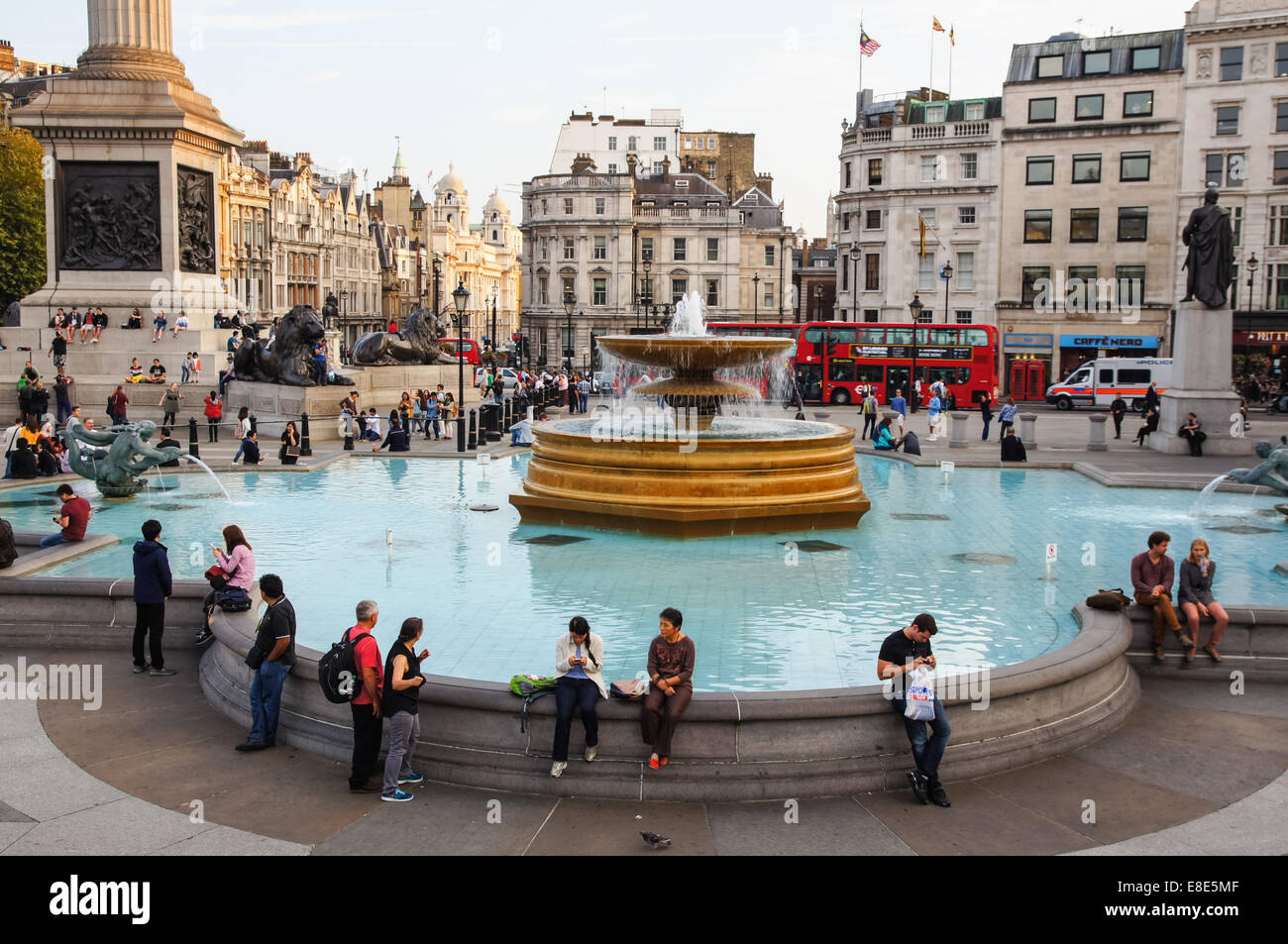 Los londinenses y turistas visitan Trafalgar Square Londres England Reino Unido Foto de stock