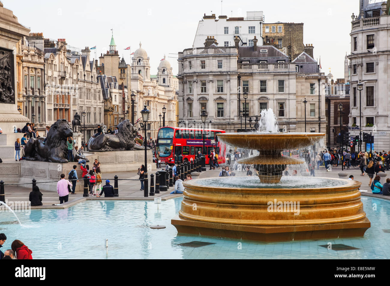 Los londinenses y turistas visitan Trafalgar Square Londres England Reino Unido Foto de stock