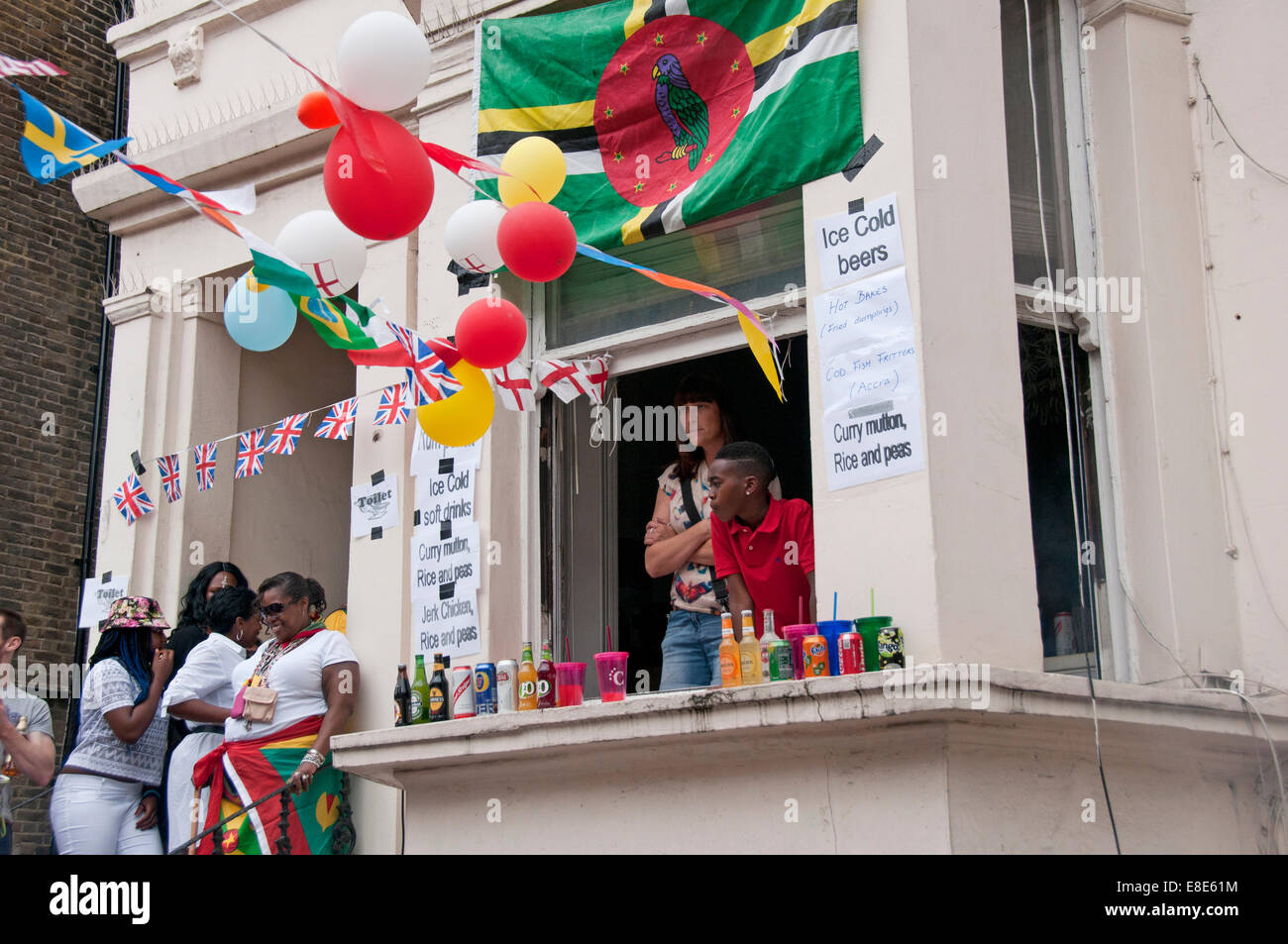 Los residentes de venta de alimentos y bebidas de sus hogares durante el período de Carnaval de Notting Hill en Londres 2014 Foto de stock