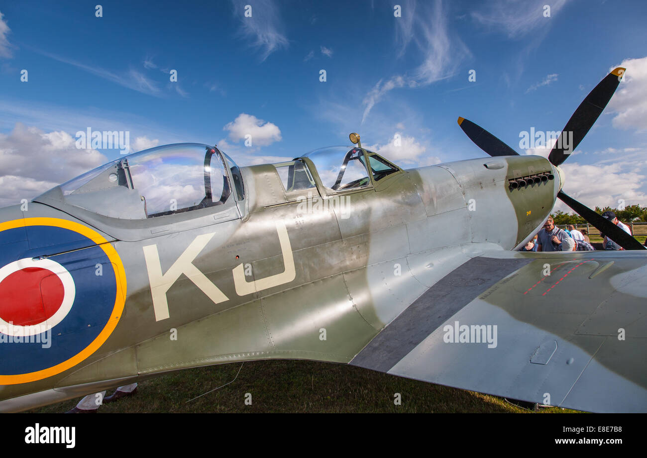 Biplaza Spitfire Tr.9 SM520 (G-ILDA). Basado en Goodwood, viste las marcas 'SM520 / KJ-I'. Foto de stock