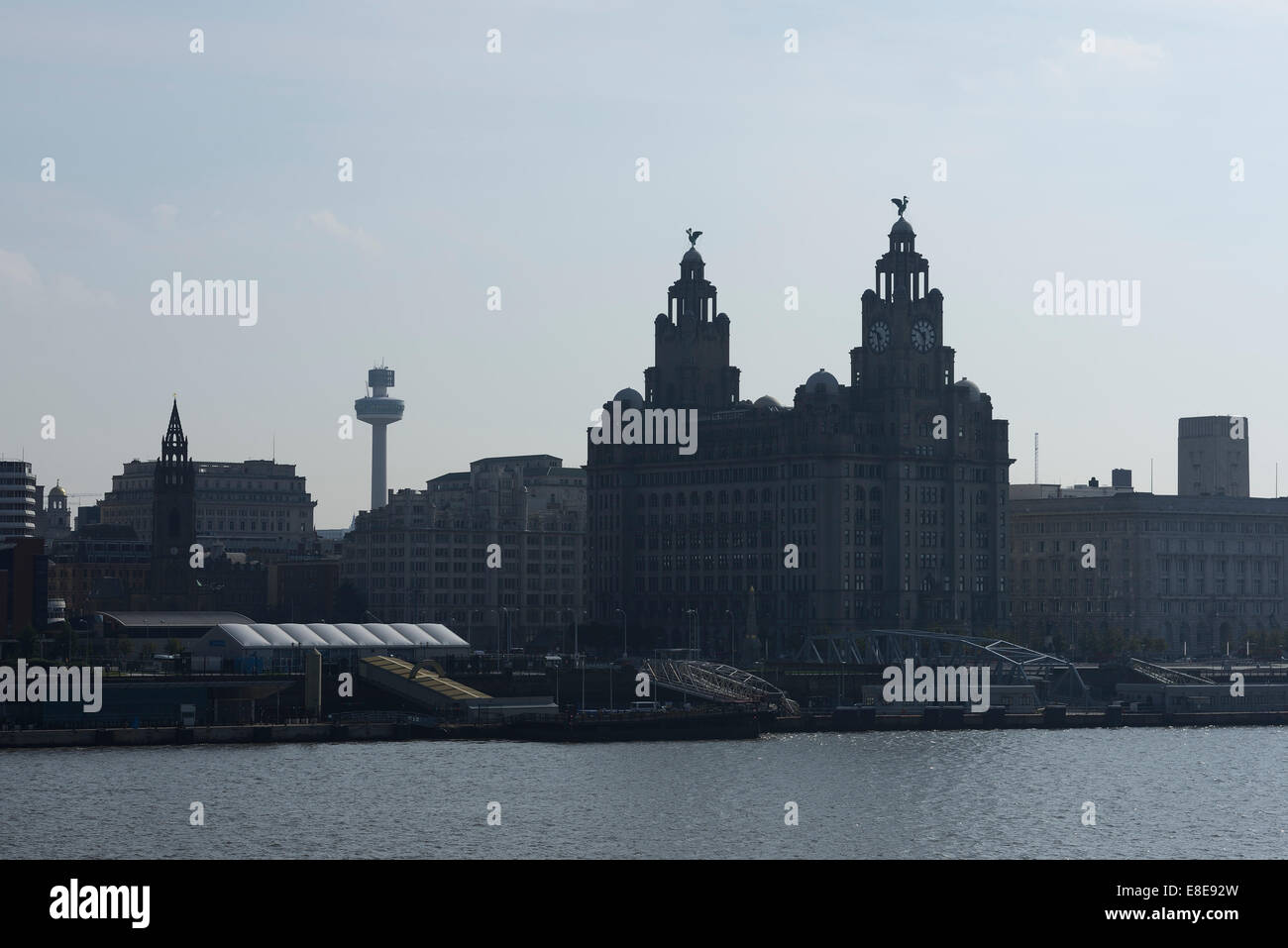 El Liver Building y Liverpool skyline en silueta Foto de stock