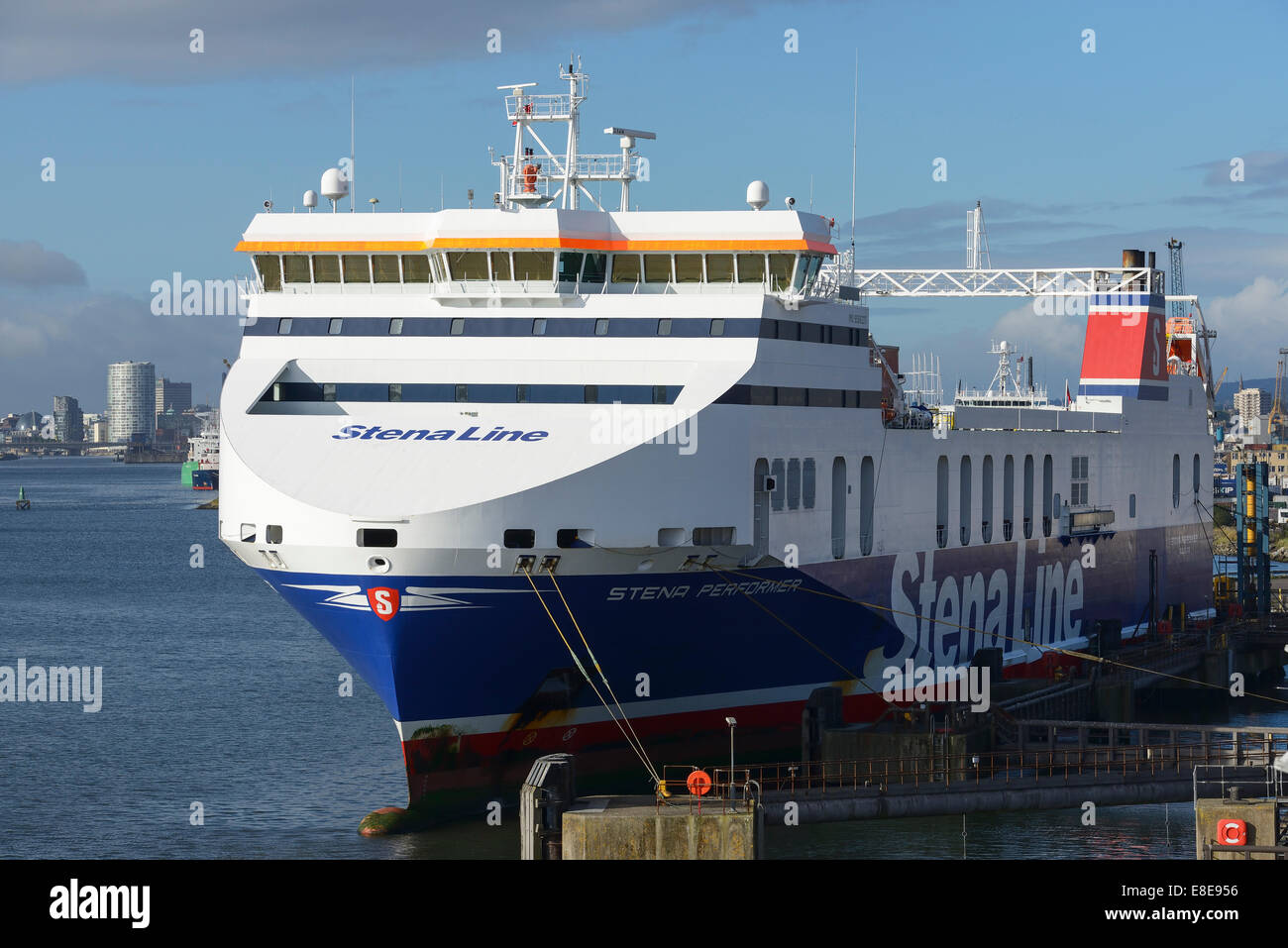 Stena Line carga ejecutante ferry atraca en Belfast, Reino Unido Foto de stock