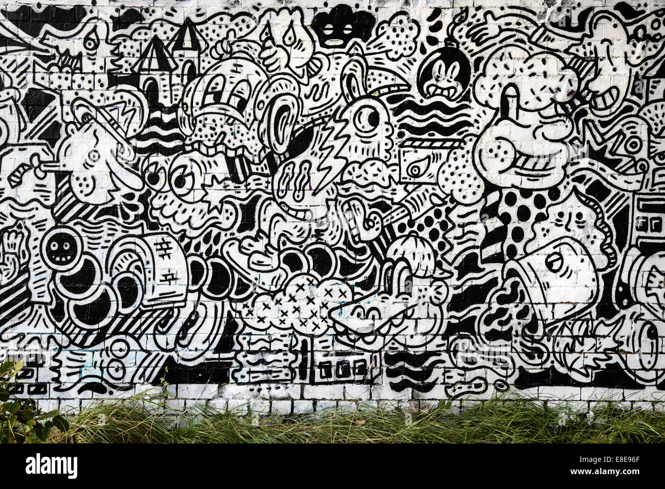 Blanco y negro gigante cómic mural de graffiti bajo un puente de  ferrocarril de Bristol Fotografía de stock - Alamy