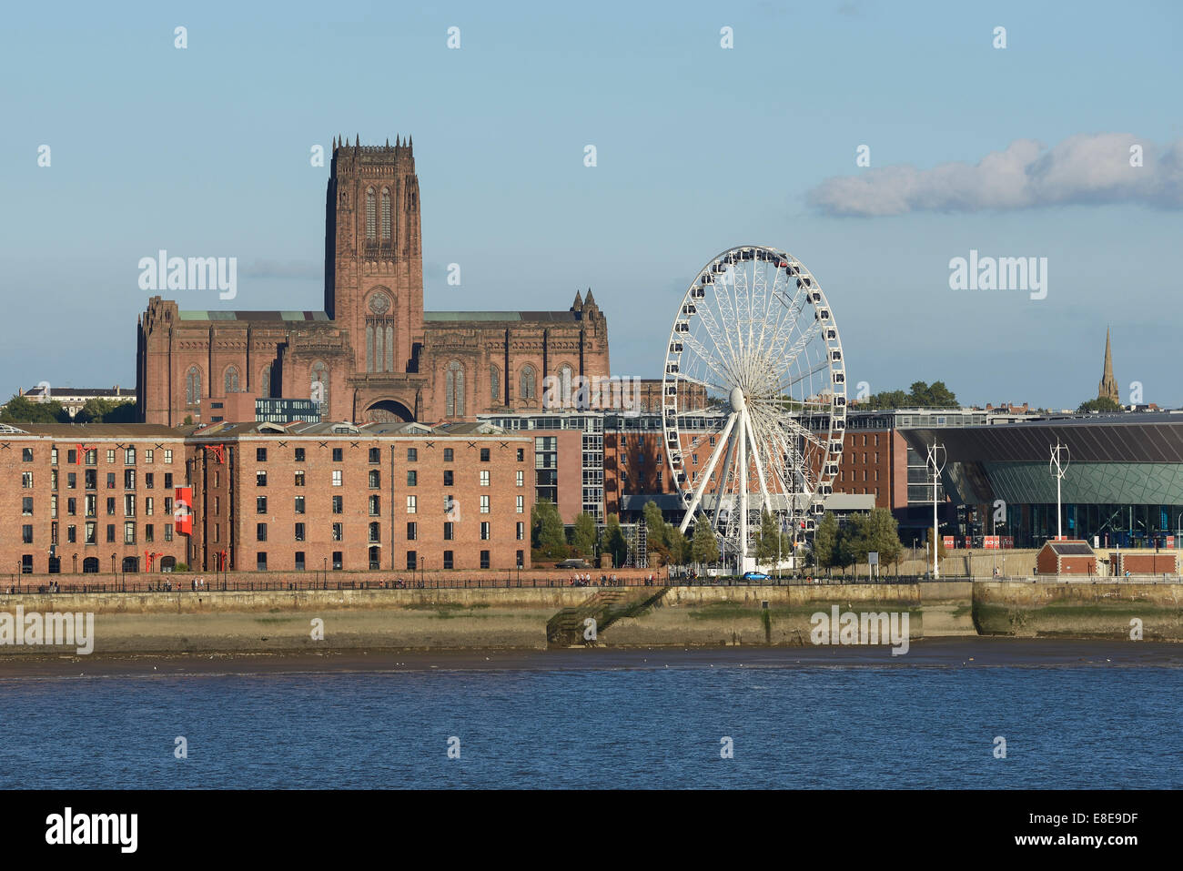 El Albert Dock Catedral Anglicana y Big Wheel en Liverpool Reino Unido Foto de stock