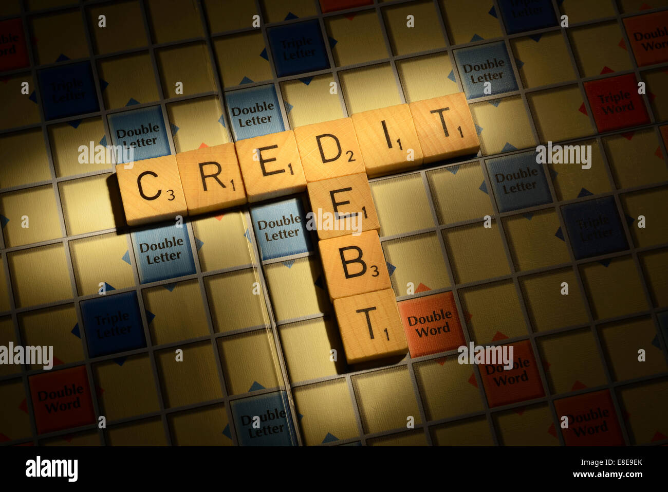 Junta Scrabble palabras con la deuda de crédito Foto de stock