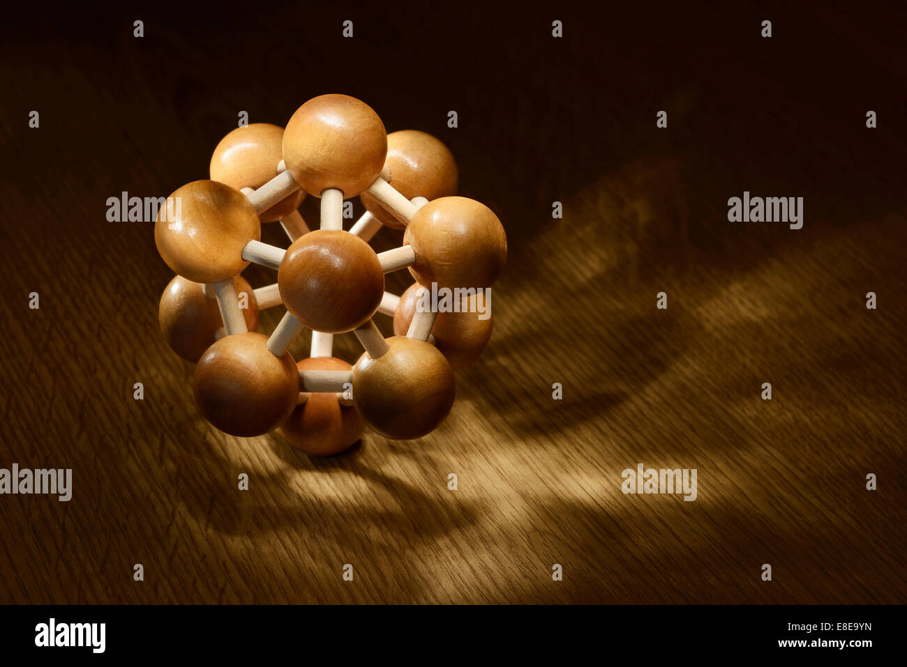 Atom de madera forma de puzzle Foto de stock