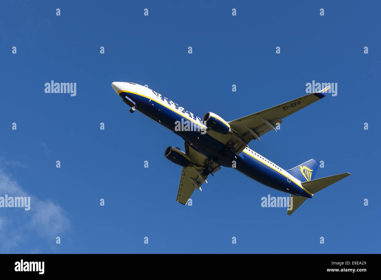 El Boeing 737 de Ryanair en la aproximación final al aeropuerto de Manchester UK Foto de stock