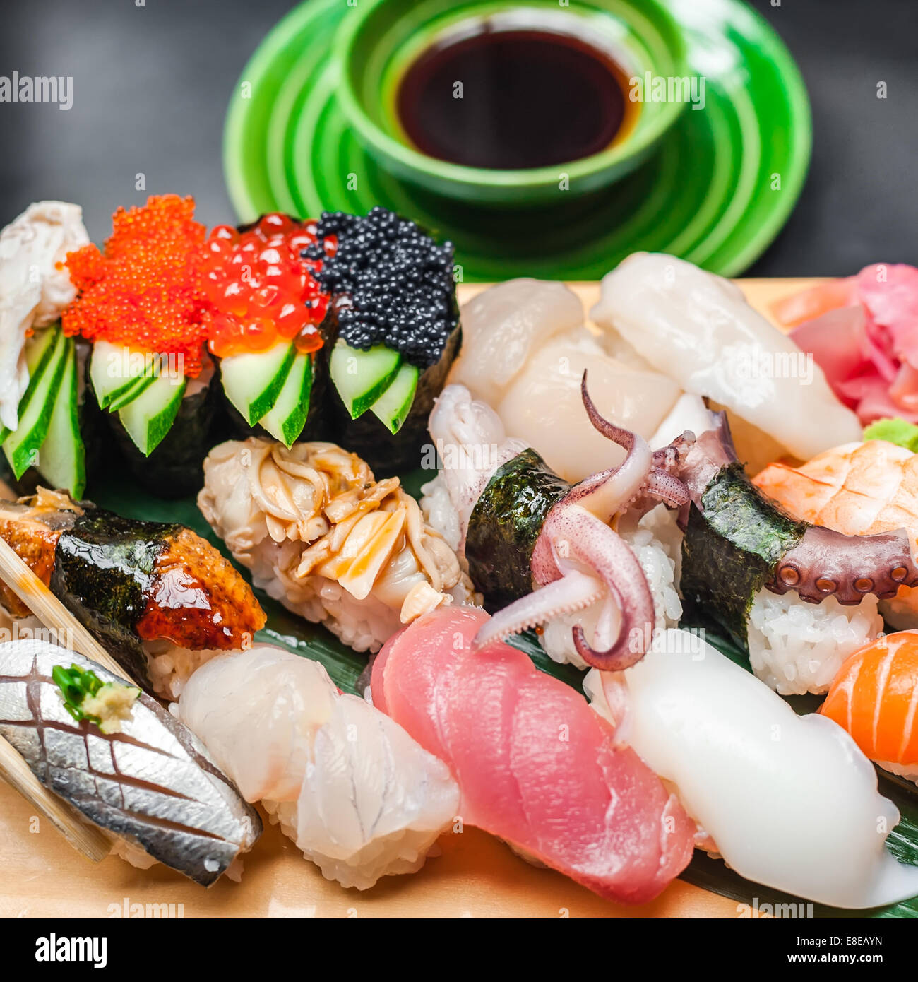 Calidad Premium rollos de sushi servido en un restaurante japonés. La comida asiática antecedentes Foto de stock