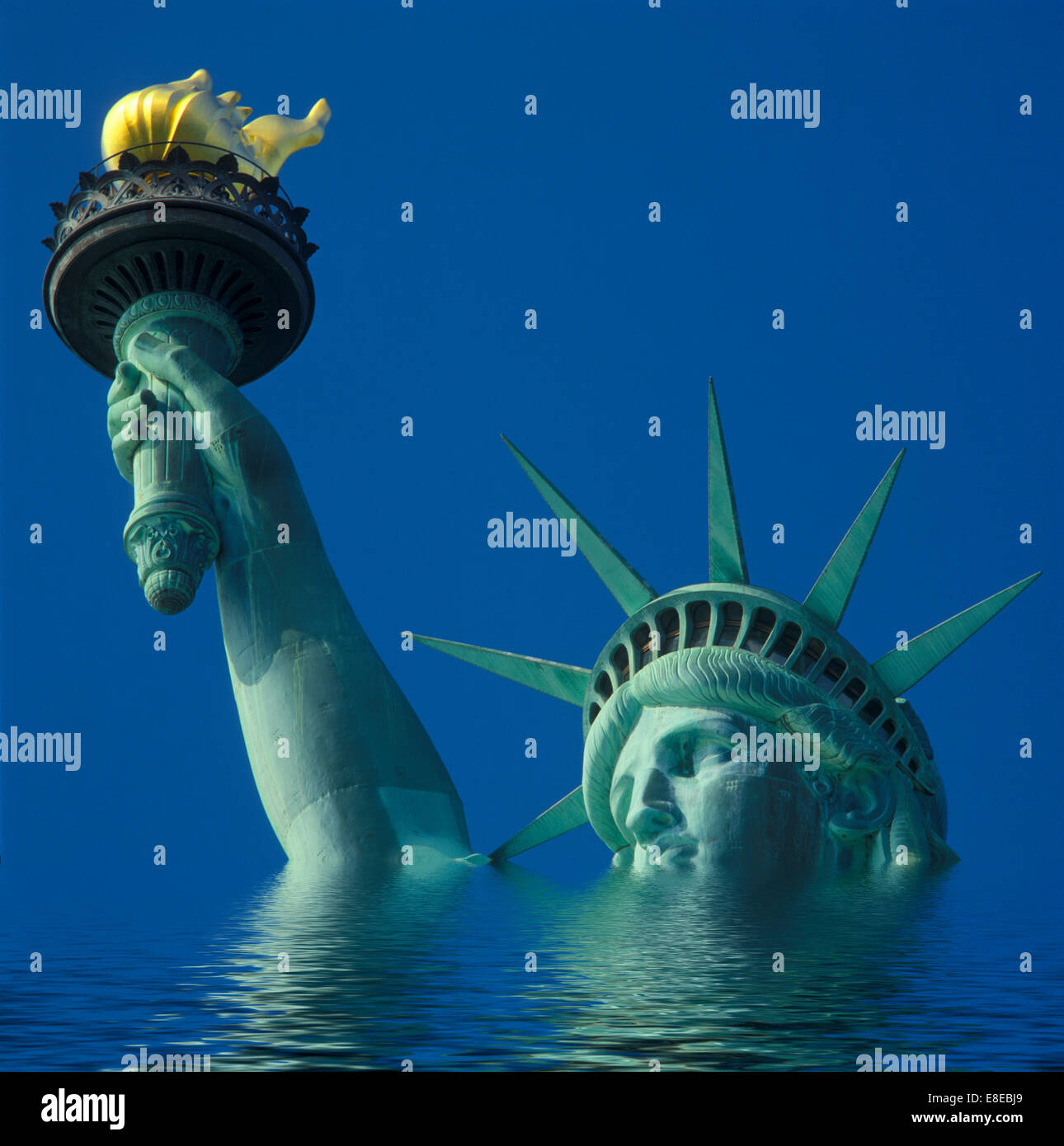La estatua de la libertad parcialmente sumergido en agua calentamiento global conceptual Foto de stock