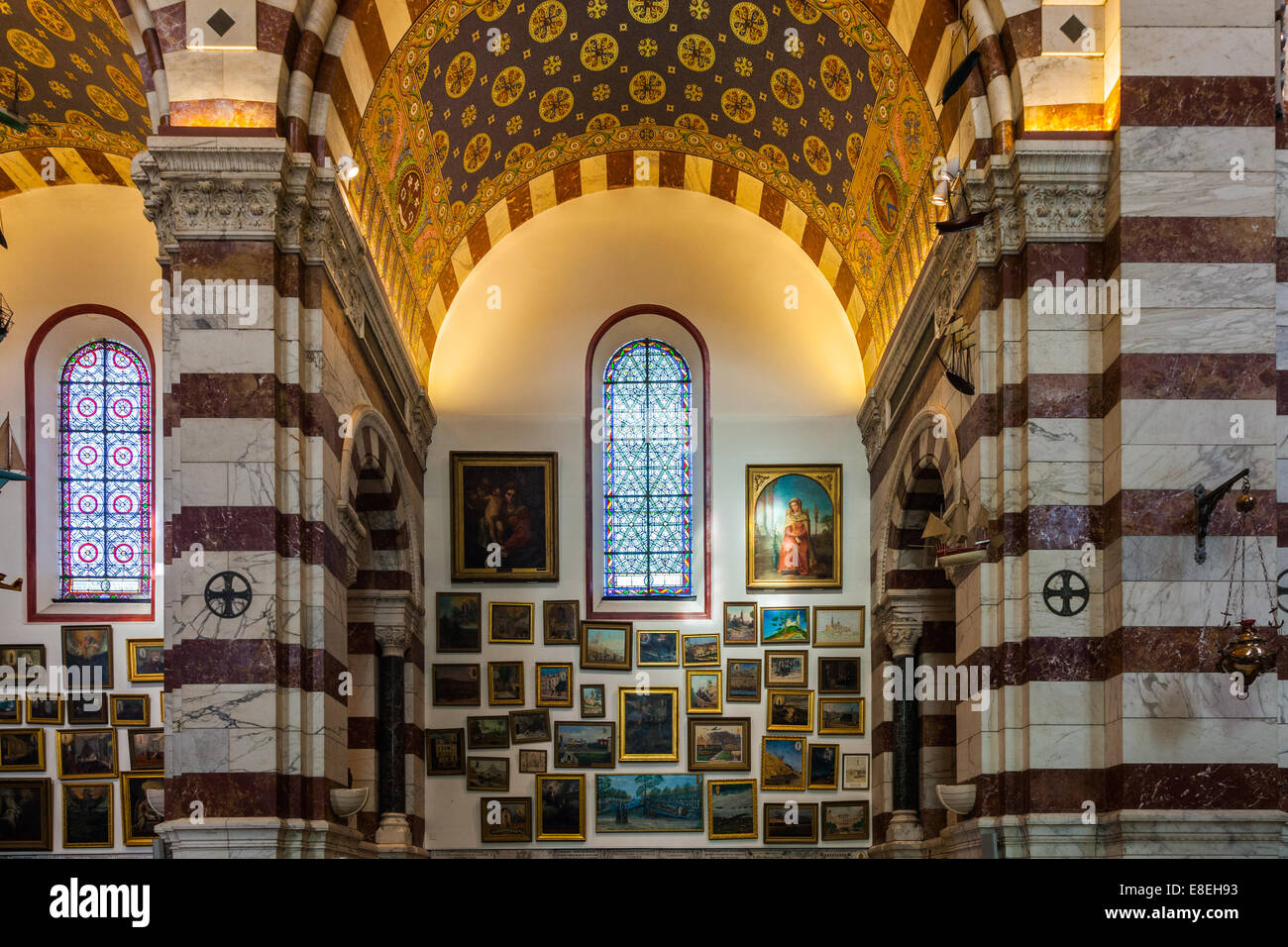 Una de las capillas laterales de la catedral de Notre Dame de la garde adornadas con fotografías, Marsella, Francia. Foto de stock