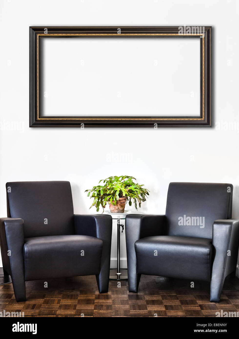 Habitación Interior moderno y paredes blancas y grandes de pintura vacía el bastidor con espacio para el texto. Dos lujoso sofá y mesa de cristal w Foto de stock