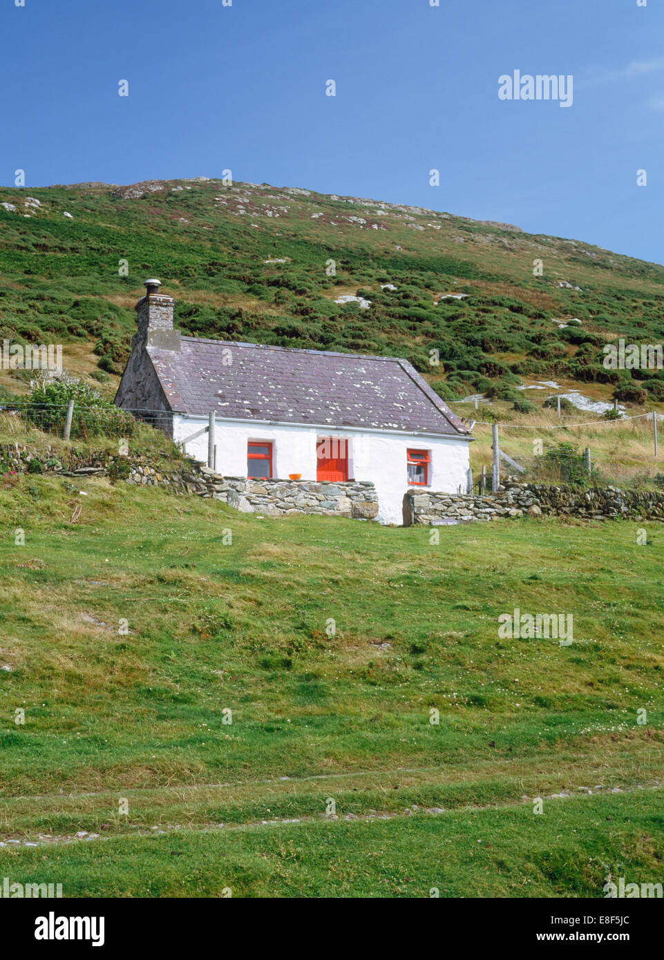 Carreg Bach solo pisos galesa tradicional crog-lofft cottage, la isla Bardsey, Norte de Gales, se con Mynydd Enlli mirando hacia la parte trasera. Foto de stock