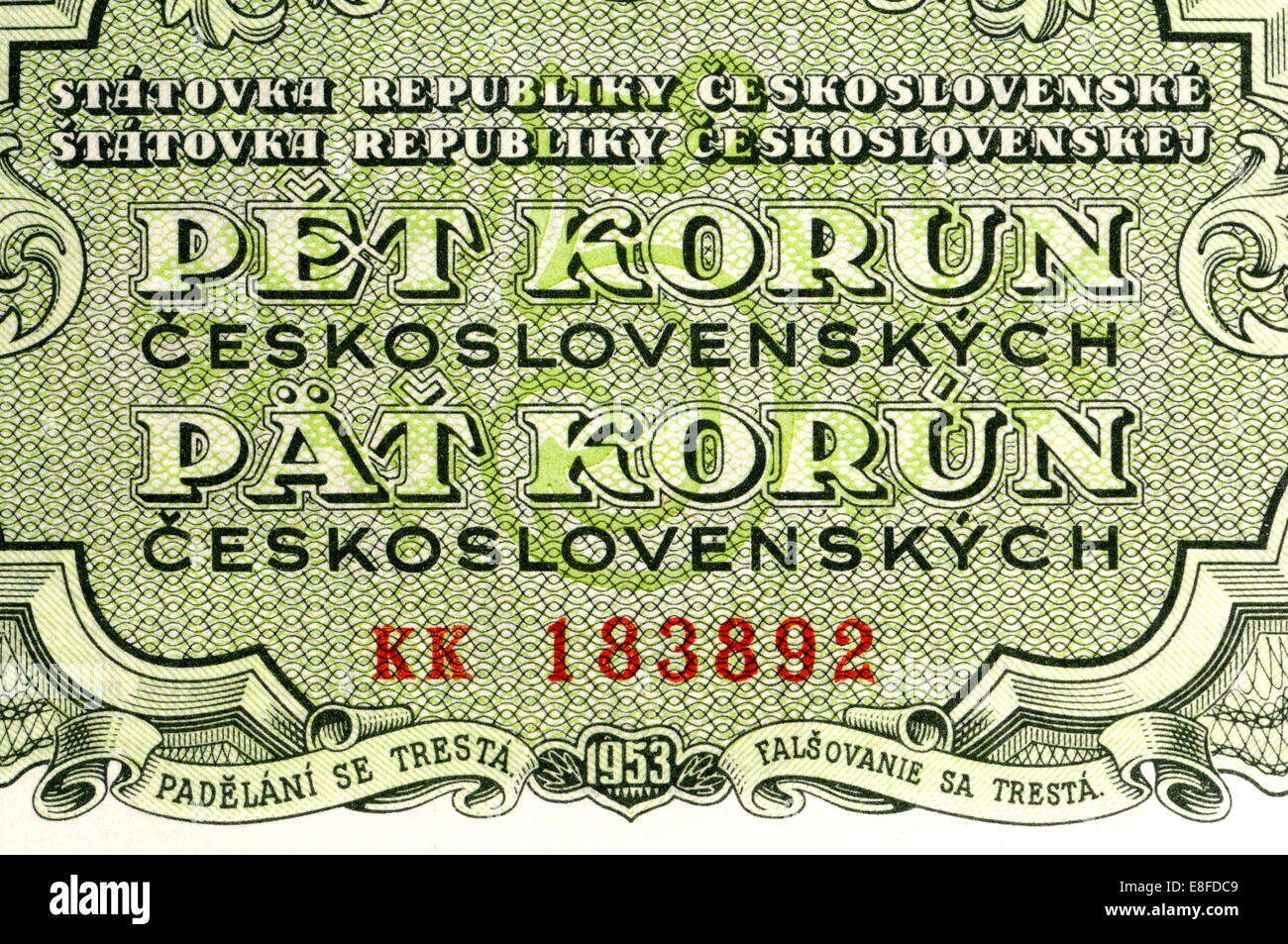 Detalle desde 1053 billete checoslovaco mostrando los idiomas checo y eslovaco - cinco coronas Foto de stock
