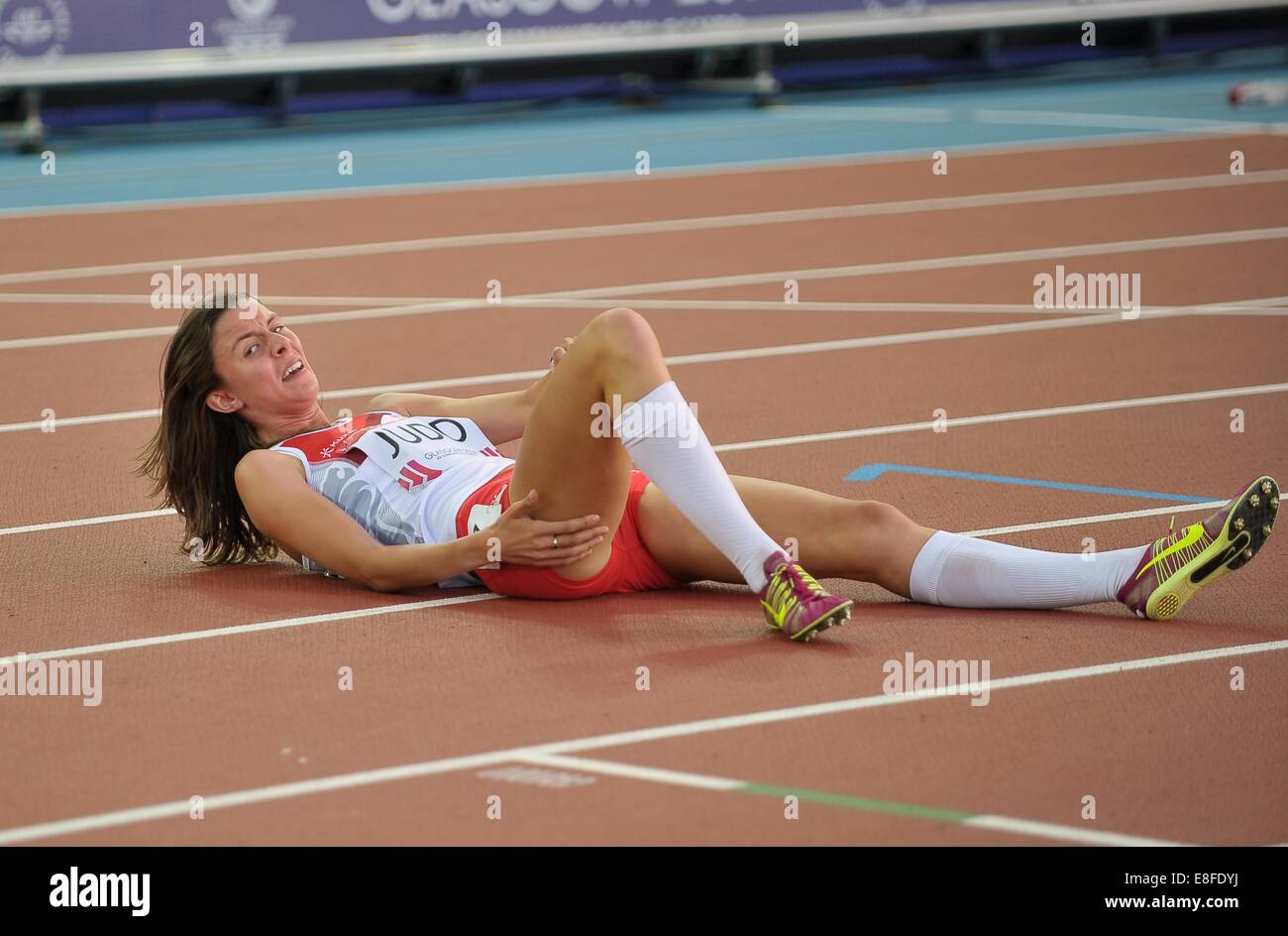 Jessica Judd (ENG) se contrae al final del womens 800m. Atletismo - Hampden Park - Glasgow - España - 01/08/2014 - Comunidad Foto de stock