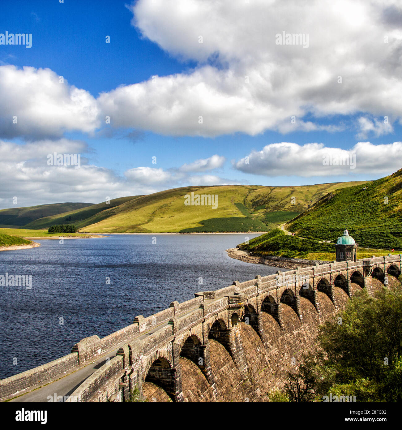 Acueducto y embalse, valle de Elan, Powys, Gales, Reino Unido Foto de stock