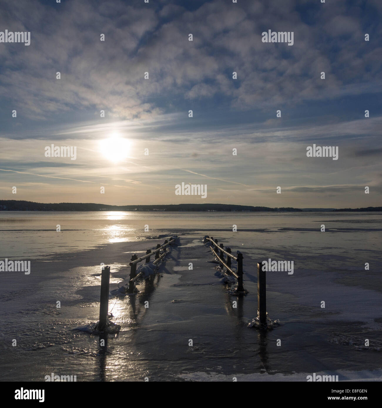 Muelle sumergido en invierno Foto de stock